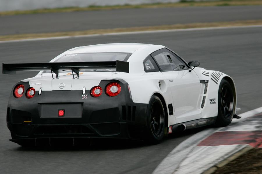  Nissan GT-R FIA GT1 2010 года  (фото 2 из 13)